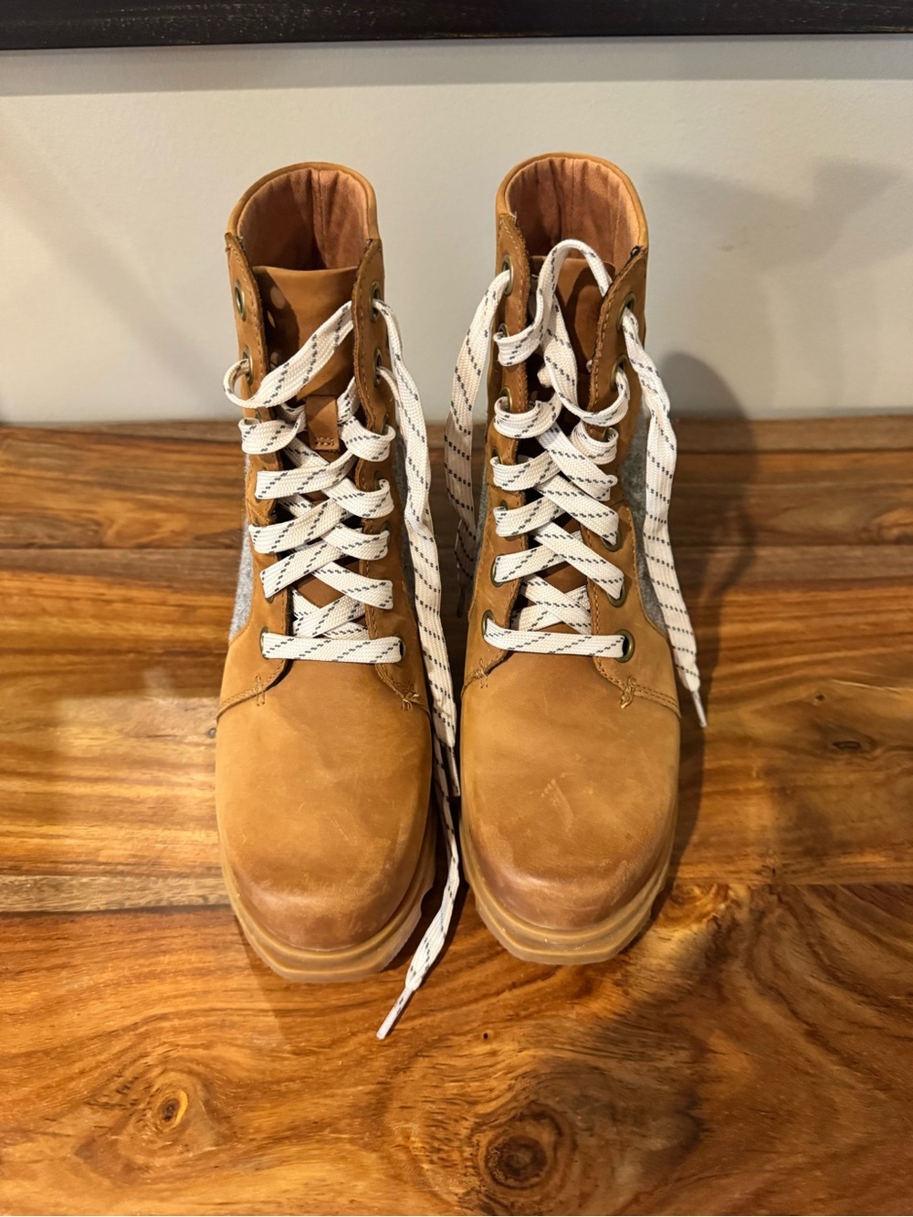Sorel Women's Tan Lace-Up Boots with White Laces